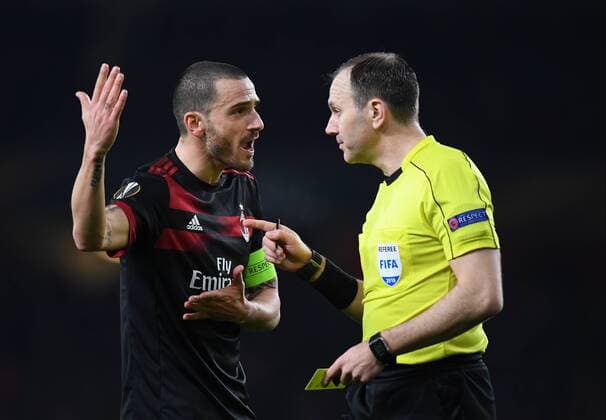 Football - 2017 2018 UEFA Europa League - Round of Sixteen, Second Leg: Arsenal (2) vs. AC Milan (0) AC Milan™s Leonardo Bonucci is shown a yellow card by Referee Jonas Eriksson COLORSPORT ASHLEY WESTERN 