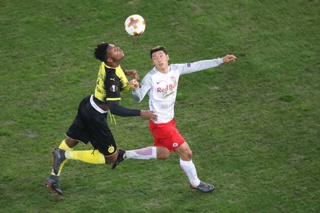 Bilder des Tages - SPORT SOCCER - UEFA EL, RBS vs Dortmund SALZBURG,AUSTRIA,15.MAR.18 - SOCCER - UEFA Europa League, round of 16, Red Bull Salzburg vs Borussia Dortmund. Image shows Dan Axel Zagadou (Dortmund) and Hee Chan Hwang (RBS). GEPAxpictures xChristianxWalgram