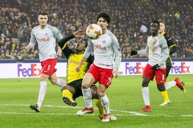 Football UEFA Europa League EL Season 2017 2018 Eighth finals RB Salzburg Borussia Dortmund in Salzburg Austria Dortmunds Michy Batshuayi is being stopped by Salzburgs Andre Ramalho r Copyright: xKirchner FalkxDezortx