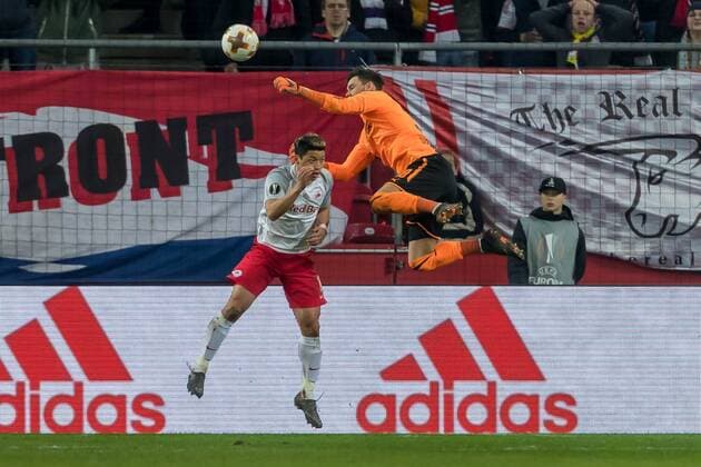 Salzburg Austria 15 03 2018 UEFA Europa League 2017 18 Season Round of 16 Second leg Red Bull Salzburg BV Borussia Dortmund Hee Chan Hwang FCS and goalkeeper Roman Buerki BVB in a duel DeFodi048