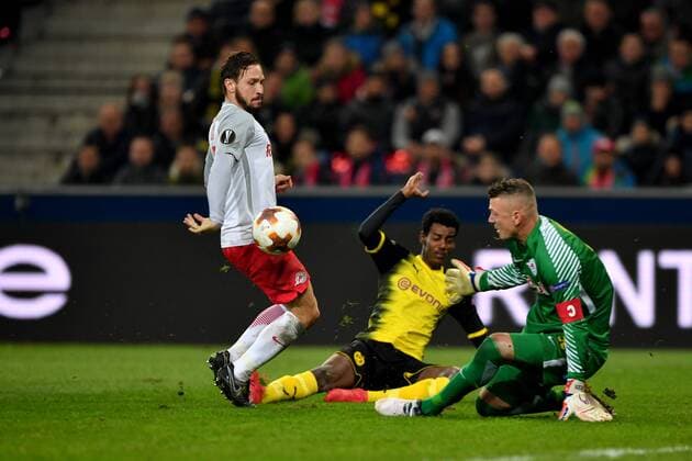SOCCER - UEFA EL, RBS vs Dortmund SALZBURG,AUSTRIA,15.MAR.18 - SOCCER - UEFA Europa League, round of 16, Red Bull Salzburg vs Borussia Dortmund. Image shows Cican Stankovic (RBS), Alexander Isak (Dortmund) and Alexander Walke (RBS). GEPAxpictures xFlorianxErtl