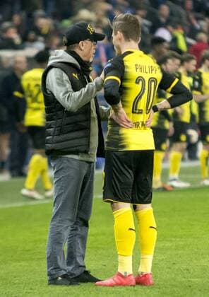 Football UEFA Europa League EL Season 2017 2018 Round of 16 RB Salzburg Borussia Dortmund in Salzburg Austria Dortmund coach Peter Stoeger talks to Dortmunds Maximilian Philipp Copyright: xKirchner FalkxDezortx