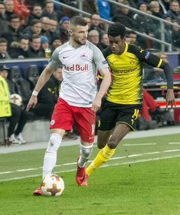 Football UEFA Europa League EL Season 2017 2018 Round of 16 RB Salzburg Borussia Dortmund in Salzburg Austria Salzburgs Valon Berisha l and Dortmunds Alexander Isak are fighting for the ball Copyright: xKirchner FalkxDezortx