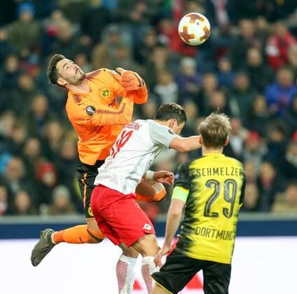 15 Mar 2018 Red Bull Arena Salzburg UEFA Champions League Round of 16 UEFA Champions League Round of 16 Borussia Dortmund Hee Chan Hwang FC Salzburg and Marcel Schmelzer Borussia Dortmund during the UEFA Europa League Round of 16 2nd Leg Match between FC Salzburg and Borussia Dortmund at the Red Bull Arena in Salzburg Austria on 2018 03 15 Salzburg  EX_RHA