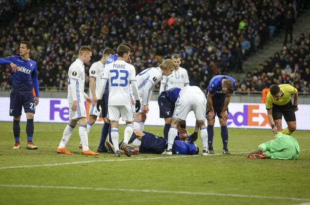 March 15, 2018 - Kiev, Ukraine - S.S. Lazio FC s player Stefan Radu and Dynamo Kyiv FC s goalkeeper Denys Boyko are seen laying on the field after the shirtfront during the 2nd leg of Round 16 UEFA Europa League match at a NSC Olimpiyskyi in Kyiv, Ukraine, March 15, 2018. Dynamo Kiev v Lazio - UEFA Europa League Round of 16: Second Leg  - ZUMAn230 20180315_zaa_n230_518 Copyright: xSergiixKharchenkox