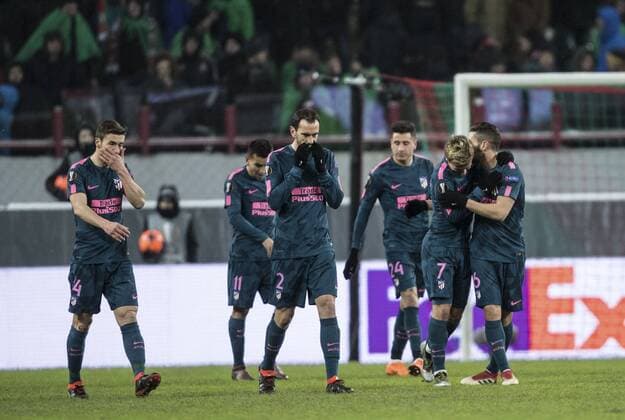 (180316) -- MOSCOW, March 16, 2018 -- Atletico Madrid s players celebrate scoring during the UEFA Europa League round of 16 second leg soccer match between Atletico Madrid and Lokomotiv Moskva in Moscow, Russia, on March 15, 2018. Atletico Madrid won 5-1. ) (SP)RUSSIA-MOSCOW-SOCCER-EUROPA LEAGUE-ATLETICO MADRID VS LOKOMOTIV MOSKVA WuxZhuang 