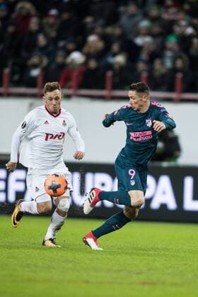 (180316) -- MOSCOW, March 16, 2018 -- Atletico Madrid s Fernando Torres(R) controls the ball during the UEFA Europa League round of 16 second leg soccer match between Atletico Madrid and Lokomotiv Moskva in Moscow, Russia, on March 15, 2018. Atletico Madrid won 5-1. ) (SP)RUSSIA-MOSCOW-SOCCER-EUROPA LEAGUE-ATLETICO MADRID VS LOKOMOTIV MOSKVA WuxZhuang 