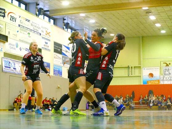 Pia Dietz Halle 2 v r is blocked by Petra Nagy Zwickau and Katarina Pavlovic Zwickau right Alisa Pester Zwickau Handball Women 2 League 2017 18 BSV Sachsen Zwickau SV Union Halle Neustadt am 17 3 2018 BSV Saxony Zwickau SV Union Halle Neustadt