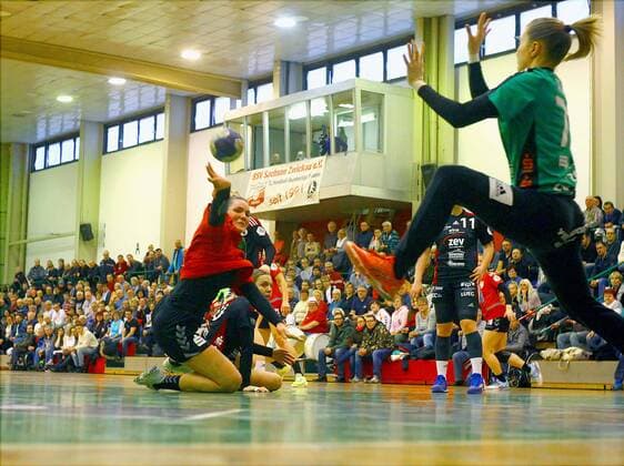 Pia Dietz Halle overcomes goalkeeper Ela Szott Zwickau Handball Women 2 League 2017 18 BSV Saxony Zwickau SV Union Halle Neustadt am 17 3 2018 BSV Saxony Zwickau SV Union Halle Neustadt