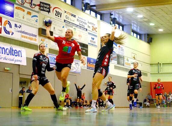 Goal of Sophie Lütke Halle left Petra Nagy Zwickau right Silvia Sajbidor Zwickau Handball Women 2 League 2017 18 BSV Saxony Zwickau SV Union Halle Neustadt am 17 3 2018 BSV Saxony Zwickau SV Union Halle Neustadt