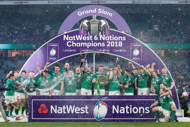 Themen der Woche - SPORT Bilder des Tages - SPORT Ireland lift the 6 Nations Trophy and the Triple Crown after the Six Nations Championship match at Twickenham Stadium, London. Picture date: February 24th 2018. Picture credit should read: Charlie Forgham-Bailey Sportimage EDITORIAL USE ONLY. No use with unauthorised audio, video, data, fixture lists, club league logos or live services. Online in-match use limited to 120 images, no video emulation. No use in betting, games or single club league player publications.