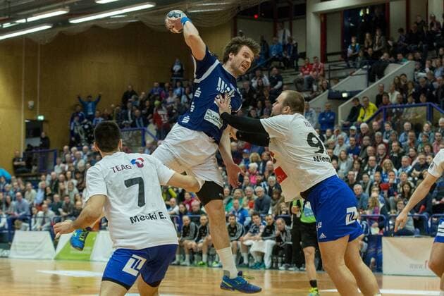 Fabian Gutbrod 22 Bergischer HC at the throw against Ibai Meoki Etxebeste 7 ThSV Eisenbach and Marcel Niemeyer 93 ThSV Eisenbach Bergischer HC vs ThSV Eisenach Handball 2 Bundesliga 17 03 18 Solingen NRW Germany Klingenhalle Copyright: xcdnx