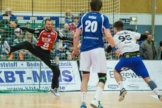 Parade by Bastian Rutschmann 23 Bergischer HC in free throw by Alexander Saul 95 ThSV Eisenbach Bergischer HC vs ThSV Eisenach Handball 2 Bundesliga 17 03 18 Solingen NRW Germany Klingenhalle Copyright: xcdnx