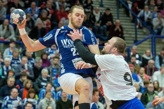 Bastian Rutschmann 23 Bergischer HC at the throw against Marcel Niemeyer 93 ThSV Eisenbach Bergischer HC vs ThSV Eisenach Handball 2 Bundesliga 17 03 18 Solingen NRW Germany Klingenhalle Copyright: xcdnx