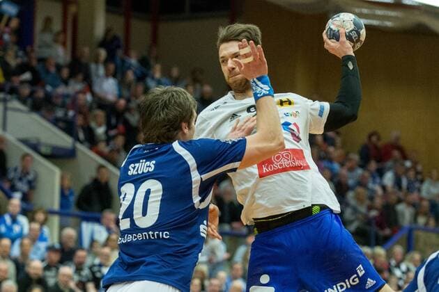 Csaba Szücs 20 Bergischer HC tries to prevent Alexander Saul 95 ThSV Eisenbach from dropping Bergischer HC vs ThSV Eisenach Handball 2 Bundesliga 17 03 18 Solingen NRW Germany Klingenhalle Copyright: xcdnx