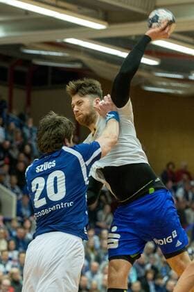 Csaba Szücs 20 Bergischer HC tries to prevent Alexander Saul 95 ThSV Eisenbach from dropping Bergischer HC vs ThSV Eisenach Handball 2 Bundesliga 17 03 18 Solingen NRW Germany Klingenhalle Copyright: xcdnx