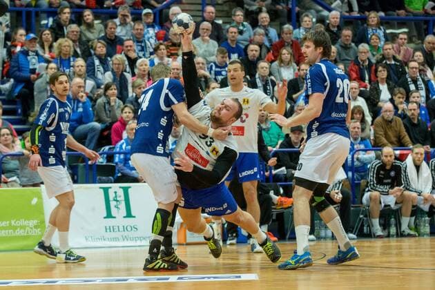 Linus Arnesson 24 Bergischer HC tries to prevent Marcel Niemeyer 93 ThSV Eisenbach from throwing Bergischer HC vs ThSV Eisenach Handball 2 Bundesliga 17 03 18 Solingen NRW Germany Klingenhalle Copyright: xcdnx