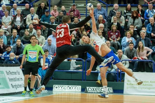 Bastian Rutschmann 23 Bergischer HC in duel with Duje Miljak 13 ThSV Eisenbach at the throw Bergischer HC vs ThSV Eisenach Handball 2 Bundesliga 17 03 18 Solingen NRW Germany Klingenhalle Copyright: xcdnx