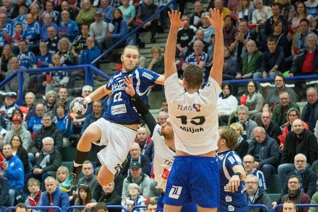 Fabian Gutbrod 22 Bergischer HC in the throw against Duje Miljak 13 ThSV Eisenbach Bergischer HC vs ThSV Eisenach Handball 2 Bundesliga 17 03 18 Solingen NRW Germany Klingenhalle Copyright: xcdnx