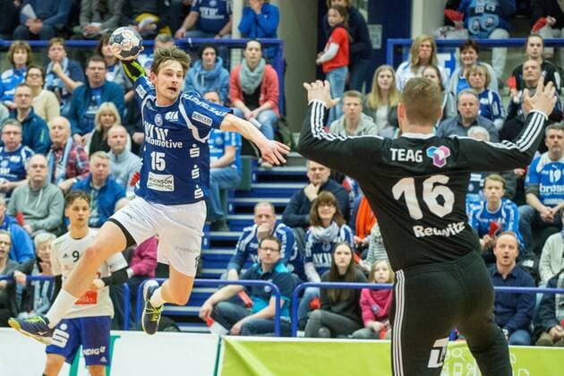 Milan Kotrc 15 Bergischer HC at throw against Jan Steffen Redwitz 16 ThSV Eisenbach Bergischer HC vs ThSV Eisenach Handball 2 Bundesliga 17 03 18 Solingen NRW Germany Klingenhalle Copyright: xcdnx