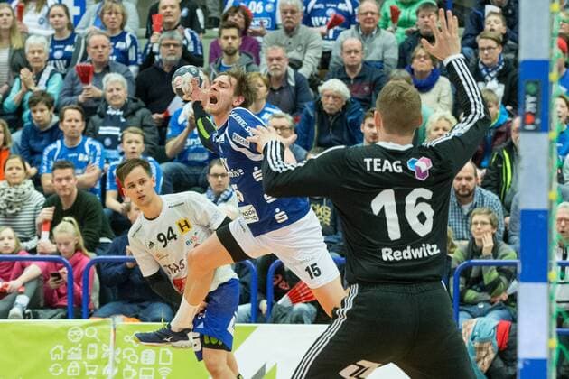 Foul by Willy Weyhrauch 94 ThSV Eisenbach at the throw of Milan Kotrc 15 Bergischer HC front Jan Steffen Redwitz 16 ThSV Eisenbach Bergischer HC vs ThSV Eisenach Handball 2 Bundesliga 17 03 18 Solingen NRW Germany Klingenhalle Copyright: xcdnx