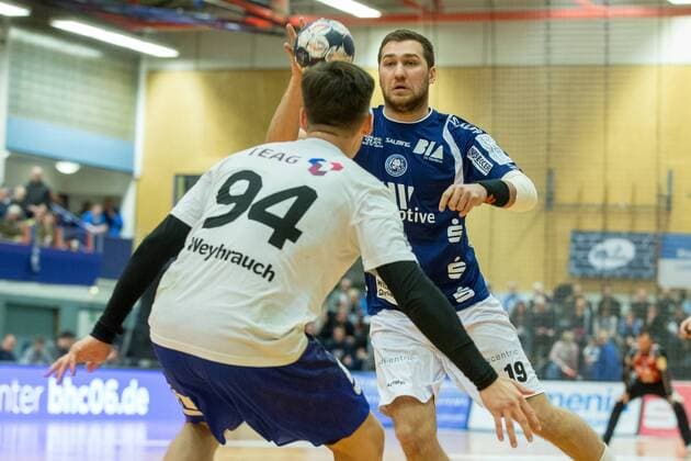 Willy Weyhrauch 94 ThSV Eisenbach in a duel with Tomas Babak 19 Bergischer HC Bergischer HC vs ThSV Eisenach Handball 2 Bundesliga 17 03 18 Solingen NRW Germany Klingenhalle Copyright: xcdnx