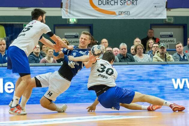 Foul by Noah Benjamin Streckhardt 25 ThSV Eisenach and Marcel Popa 30 ThSV Eisenbach to Maciej Majdzinski 14 Bergischer HC Bergischer HC vs ThSV Eisenach Handball 2 Bundesliga 17 03 18 Solingen NRW Germany Klingenhalle Copyright: xcdnx
