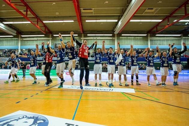 Jubilation at the team of Bergisch HC over the victory against ThSV Eisenbach vl Max Darj 5 Bergischer HC Jan Artmann 17 Bergisch HC Bogdan Andrei Criciotoiu 90 Bergischer HC Alexander Weck 8 Bergischer HC Bastian Rutschmann 23 Bergischer HC Fabian Gutbrod 22 Bergischer HC Maciej Majdzinski 14 Bergischer HC Christopher Rudeck 16 TW Bergischer HC Milan Kotrc 15 Bergischer HC Maximilian Leon Bettin 2 Bergischer HC Linus Arnesson 24 Bergischer HC Tomas Babak 19 Bergischer HC Arnor Thor Gunnarsson 11 Bergischer HC and Csaba Szücs 20 Bergischer HC Bergischer HC vs ThSV Eisenach Handball 2 Bundesliga 17 03 18 Solingen NRW Germany Klingenhalle Copyright: xcdnx