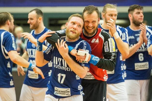Jubilee over the victory over the ThSV Eisenach with Jan Artmann 17 Bergischer HC with Bastian Rutschmann 23 Bergischer HC Bergischer HC vs ThSV Eisenach Handball 2 Bundesliga 17 03 18 Solingen NRW Germany Klingenhalle Copyright: xcdnx