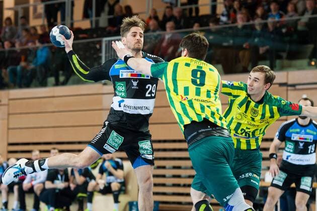 Alexander Oelze No. 29 Vikings throws on the goal Tilman Pröhl No. 9 Hagen and Dominik Waldhof No. 26 Hagen arrive too late HC Rhein Vikings vs VfL Eintracht Hagen Handball 2 Bundesliga 17 03 18 Düsseldorf NRW Germany Castello Copyright: xcdn_nszx