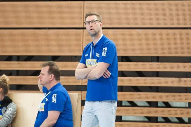 Niels Pfannenschmidt Coach Hagen looks at the scoreboard HC Rhein Vikings vs VfL Eintracht Hagen Handball 2 Bundesliga 17 03 18 Dusseldorf NRW Germany Castello Copyright: xcdn_nszx