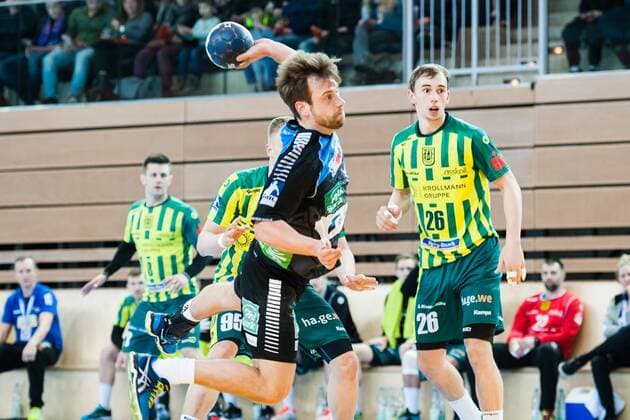Niklas Weis No. 15 Vikings throws on goal In the background Dominik Waldhof No. 26 Hagen HC Rhine Vikings vs VfL Eintracht Hagen Handball 2 Bundesliga 17 03 18 Dusseldorf NRW Germany Castello Copyright: xcdn_nszx