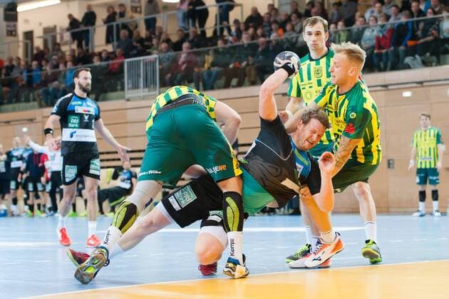 Bennet Johnen Nr 17 Vikings tries to throw on the goal but is harassed by Tilman Pröhl Nr 9 Hagen and Daniel Mestrum Nr 33 Hagen right HC Rhein Vikings vs VfL Eintracht Hagen Handball 2 Bundesliga 17 03 18 Düsseldorf NRW Germany Castello Copyright: xcdn_nszx