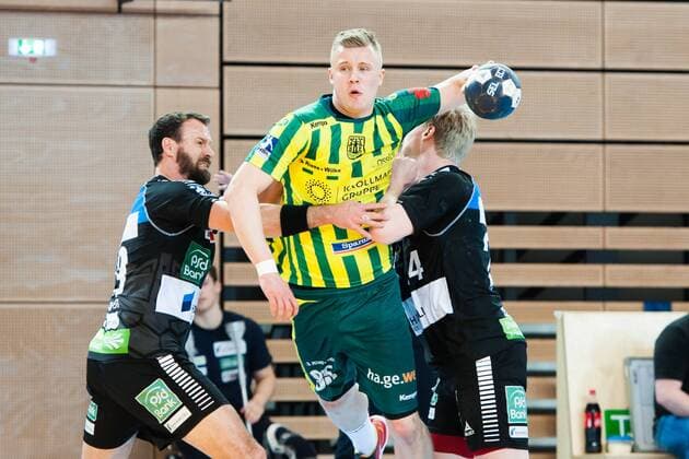 Jan von Boenigk No. 95 Hagen shortly before the throw Daniel Pankofer No. 19 Vikings and Thomas Bahn No. 24 Vikings try to prevent him HC Rhein Vikings vs VfL Eintracht Hagen Handball 2 Bundesliga 17 03 18 Dusseldorf NRW Germany Castello Copyright: xcdn_nszx