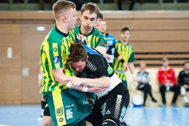 Felix Handschke Nr 22 Vikings is hard hit by Jan von Boenigk No 95 Hagen and Dominik Waldhof Nr 26 Hagen HC Rhein Vikings vs VfL Eintracht Hagen Handball 2 Bundesliga 17 03 18 Düsseldorf NRW Germany Castello Copyright: xcdn_nszx