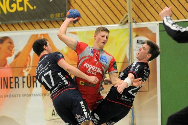 Aron Czako TSG Soeflingen 4 against Marcel Kohler SG H2Ku Herrenberg 17 and Alexander Zuern SG H2Ku Herrenberg 22 SG H2Ku Herrenberg Handball Men League match 17 03 2018 Photo TBaur Eibner Herrenberg Copyright: xEIBNER Tobias_Baurx EP_TBR