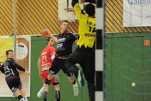 Marvin Seger SG H2Ku Herrenberg 6 against Manuel Weinbuch TSG Soeflingen 16 im Tor SG H2Ku Herrenberg Handball Maenner Ligaspiel 17 03 2018 Photo TBaur Eibner Herrenberg Copyright: xEIBNER Tobias_Baurx EP_TBR