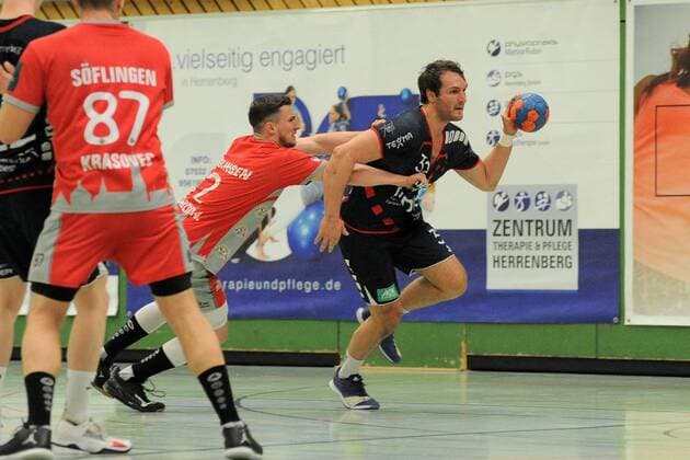 Conrnelius Maas SG H2Ku Herrenberg 32 v Nedim Hadzic TSG Soeflingen 2 SG H2Ku Herrenberg Handball Maenner League match 17 03 2018 Photo TBaur Eibner Herrenberg Copyright: xEIBNER Tobias_Baurx EP_TBR