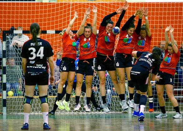Compact defensive block with Sophie Lütke Hall Swantje Heimburg Hall Pia Dietz Hall Laura Winkler Hall Mikaela Johansson Hall and Toni Reppe Hall from left to right in this litter by Katarina Pavlovic Zwickau right Handball Women 2 League 2017 18 BSV Sachsen Zwickau SV Union Halle Neustadt 23 23 am 17 3 2018 BSV Saxony Zwickau SV Union Halle Neustadt
