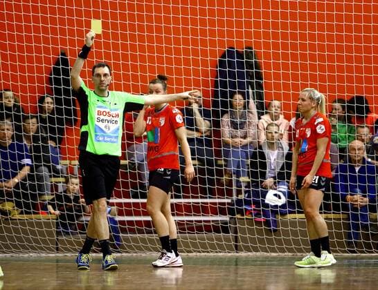 Sophie Lütke Halle was not impressed when referee Ronny Dedens showed her the yellow card Handball Women 2 League 2017 18 BSV Sachsen Zwickau SV Union Halle Neustadt 23 23 17 17 2018 BSV Saxony Zwickau SV Union Halle Neustadt