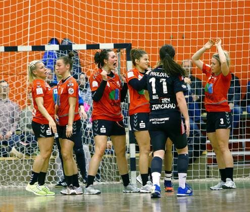 Rejoiced over the points win Sophie Lütke Hall Swantje Heimburg Halle Pia Dietz Halle Laura Winkler Halle and Toni Reppe Halle Handball Women 2 League 2017 18 BSV Sachsen Zwickau SV Union Halle Neustadt 23 23 17 17 2018 BSV Saxony Zwickau SV Union Halle Neustadt