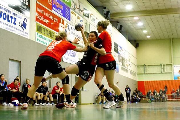 Laura Majer Zwickau in stranglehold by Laura Winkler Halle left Eileen Uhlig Halle Handball Women 2 League 2017 18 BSV Sachsen Zwickau SV Union Halle Neustadt 23 23 17 17 2018 BSV Saxony Zwickau SV Union Halle Neustadt