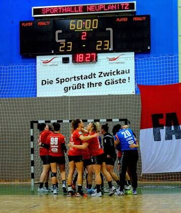 After halftime the Handball Women from Halle celebrated the draw Handball Women 2 League 2017 18 BSV Sachsen Zwickau SV Union Halle Neustadt 23 23 at 17 3 2018 BSV Sachsen Zwickau SV Union Halle Neustadt