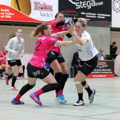 4 Beate Scheffknecht Thueringer HC 22 Maren Weigel TusSis Metzingen left 93 Julia Behnke TusSis Metzingen right Handball 1 HBF TusSies Metzingen vs Thueringer HC 2018 03 17 Metzingen Copyright: xEIBNER SebastianxBaurx EP_SBAUR