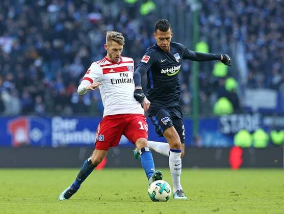 17.03.2018, Fussball 1. Bundesliga 2017 2018, 27. Spieltag, Hamburger SV - Hertha BSC Berlin, im Volksparkstadion Hamburg. v.l. Aaron Hunt (Hamburg) gegen Davie Selke (Hertha BSC Berlin) *** 17 03 2018 Soccer 1 Bundesliga 2017 2018 27 Matchday Hamburger SV Hertha BSC Berlin at the Volksparkstadion Hamburg v l Aaron Hunt Hamburg against Davie Selke Hertha BSC Berlin