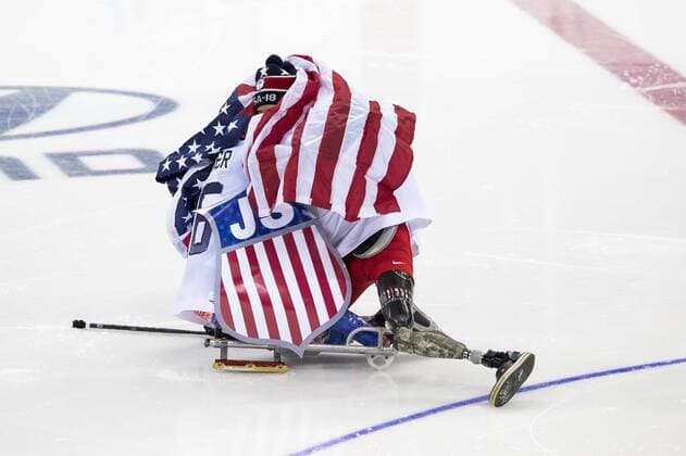 Bilder des Tages - SPORT March 26, 2018 - Pyeongchang, South Korea - Declan FARMER and Jen LEE of The team United States celebrate winning the gold medal over Canada in the Ice hockey Eishockey gold medal game between Canada and United States during day nine of the PyeongChang 2018 Paralympic Games on March 18, 2018 in Gangneung, South Korea. USA v Canada - Paralympic Games - Ice Hockey gold medal match  - ZUMAn230 20180326_zaa_n230_051 Copyright: xMauroxUjettox