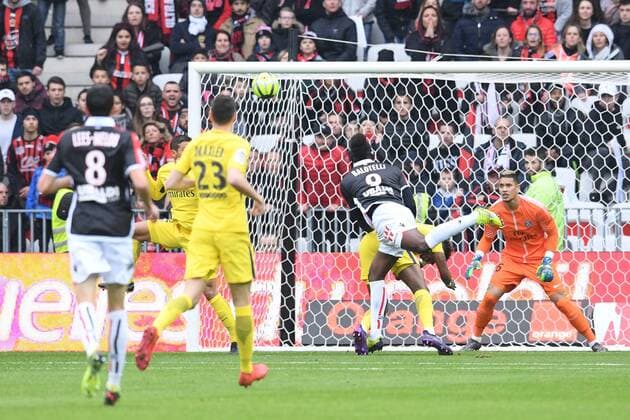 Fußball, OGC Nizza - Paris St. Germain 09 MARIO BALOTELLI (NICE) - 16 ALPHONSE AREOLA (PSG) FOOTBALL : Nice vs Paris SG - Ligue 1 Conforama - 18 03 2018 FEP Panoramic 