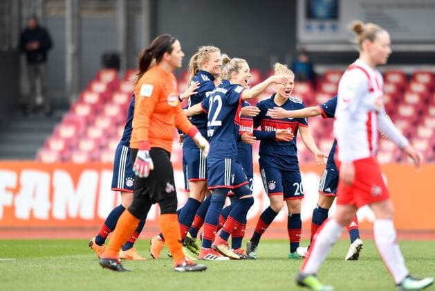 Cheers Happy celebrate cheer Goal Celebration FC Bayern Munich 0 1 Soccer Allianz Women Bundesliga 1 FC Köln Bayern Munich xmkx