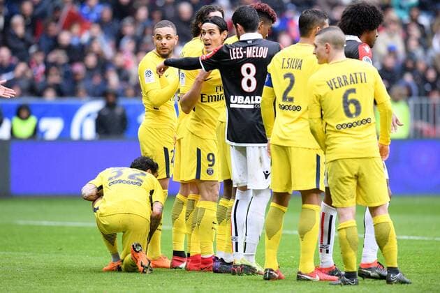 Fußball, OGC Nizza - Paris St. Germain 20 LAYVIN KURZAWA (PSG) - 09 EDINSON CAVANI (PSG) - COUP FRANC FOOTBALL : Nice vs Paris SG - Ligue 1 Conforama - 18 03 2018 FEP Panoramic 