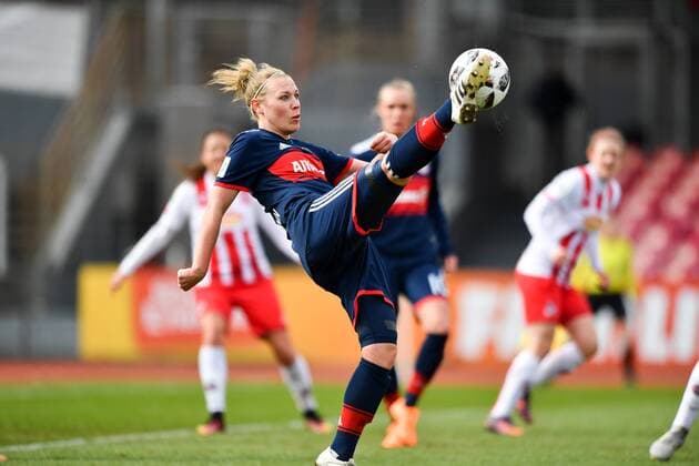 Kristin Demann FCB 4 plays the ball in the air Soccer Allianz Women Bundesliga 1 FC Köln Bayern Munich xmkx